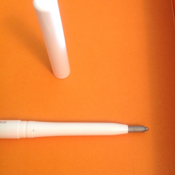 MAC Cosmetics Eye Liner in shade "SILVER SKATES" - Picture 3 of 5